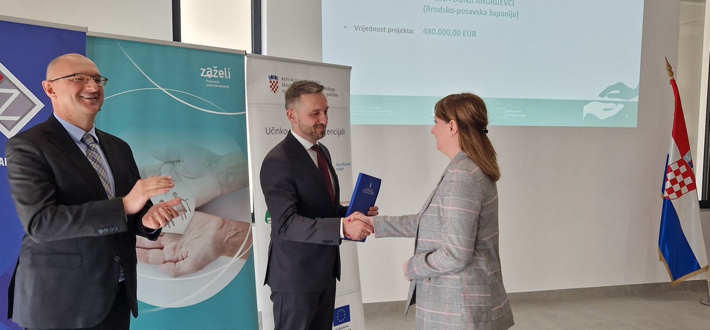 Ministar Piletić u Vinkovcima uručio 39 ugovora iz programa "Zaželi" vrijednih 43 milijuna eura